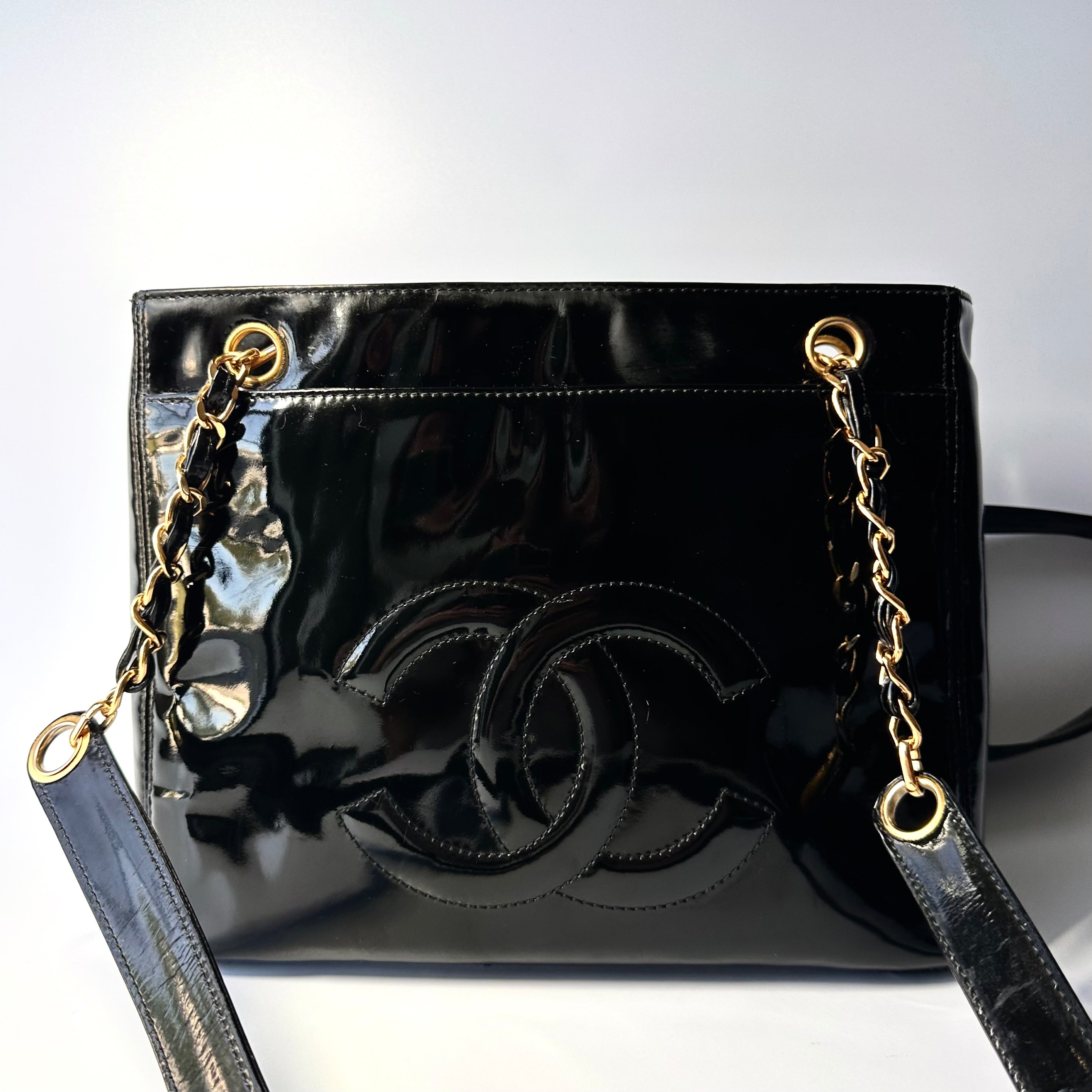 Patent leather bag with chain