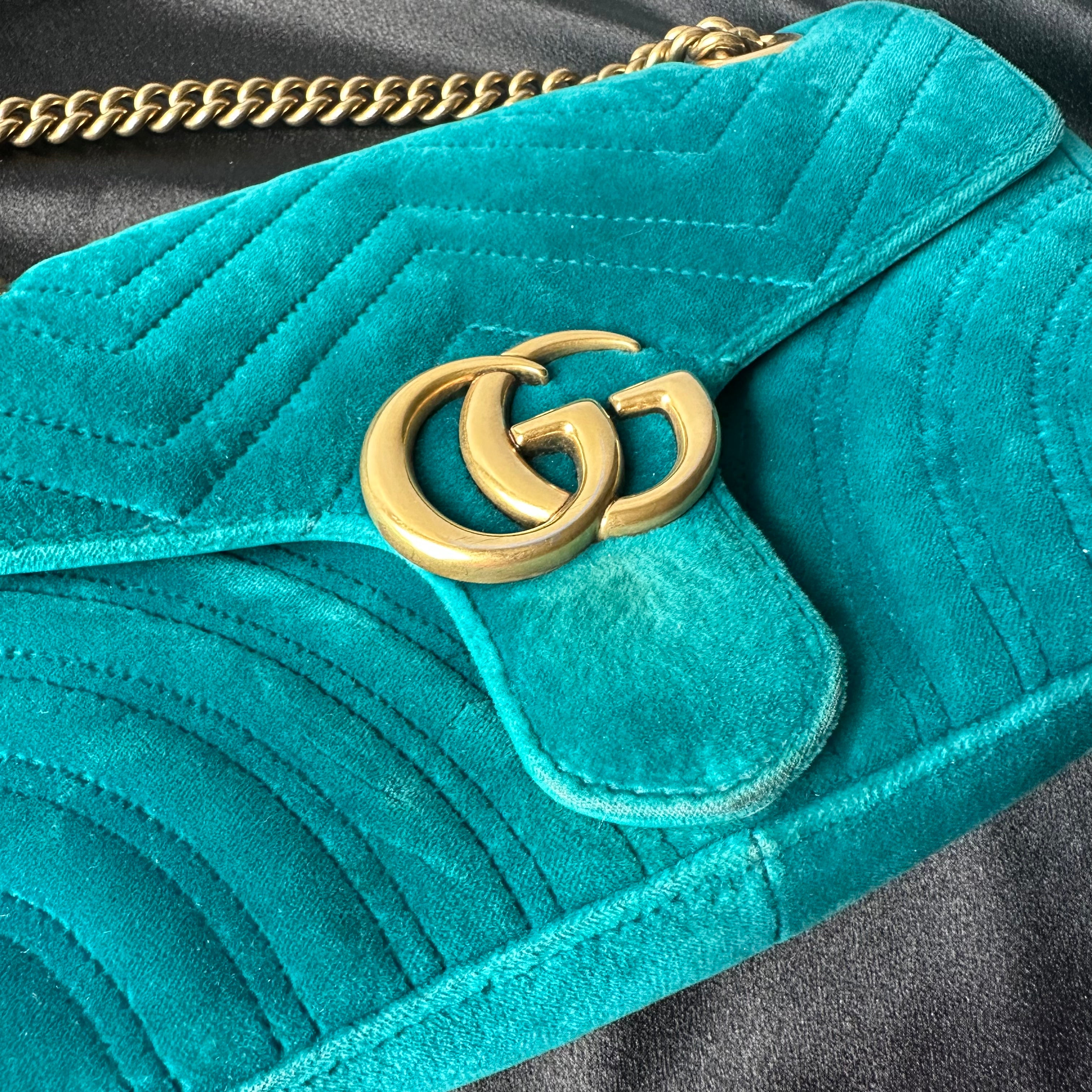 Gucci Small GG Marmont Matelasse Velvet Crossbody Bag in black velvet  ref.381825 - Joli Closet