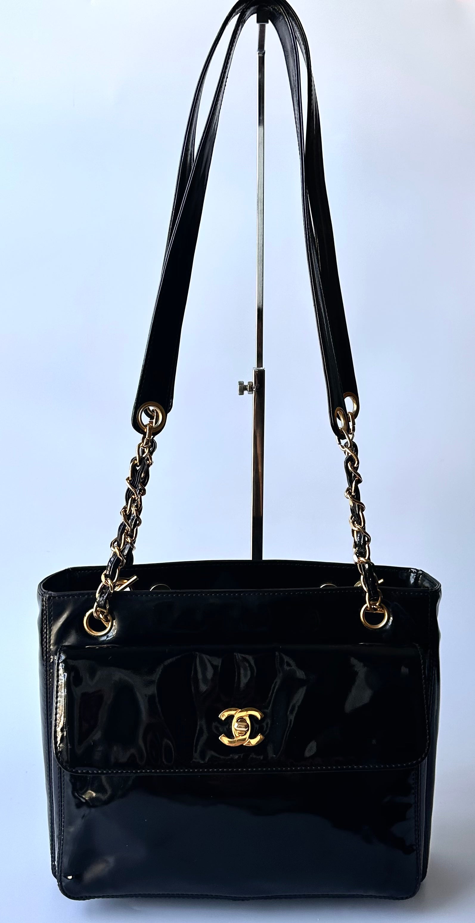 chanel handbags black and white